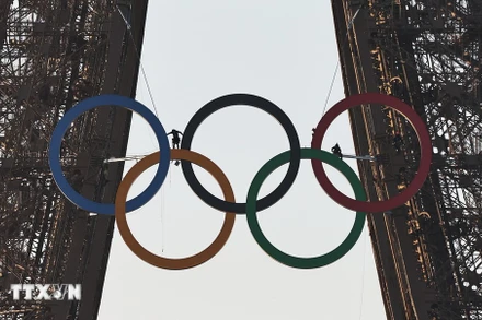 Biểu tượng Olympic được dựng trên tháp Eiffel ở thủ đô Paris, Pháp, ngày 7/6/2024. (Ảnh: THX/TTXVN)