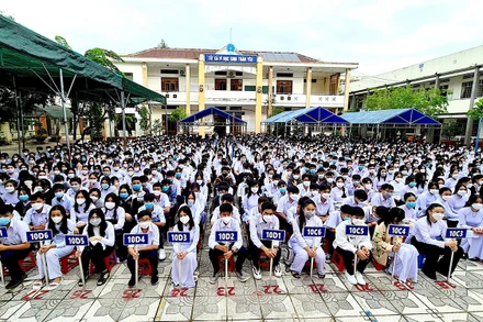 Học sinh trường THPT Cà Mau thực hiện nghiêm túc việc đeo khẩu trang trong ngày khai giảng 5/9. 