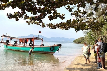 Khách quốc tế tham quan, nghỉ dưỡng tại Koh Tunsay (Đảo Thỏ) ở ngoài khơi biển Kep, phía tây nam Campuchia. (Ảnh: Huỳnh Thảo/TTXVN)