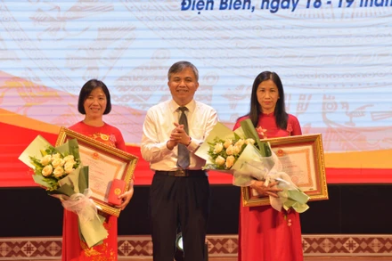 Thừa ủy quyền Chủ tịch nước, Phó Chủ tịch UBND tỉnh Điện Biên Lò Văn Tiến trao Huân chương Lao động hạng Ba cho 2 cá nhân.