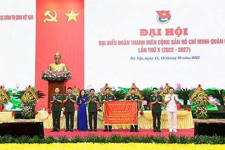 Đại tướng Phan Văn Giang trao bức trướng “Trung thành – Dũng cảm – Khát vọng – Cống hiến – Xung kích – Sáng tạo – Xứng danh Bộ đội Cụ Hồ thời kỳ mới” của Quân ủy Trung ương, Bộ Quốc phòng tặng tuổi trẻ toàn quân tại Đại hội.