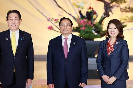 Thủ tướng Nhật Bản Kishida Fumio và Phu nhân đón Thủ tướng Phạm Minh Chính tham dự Hội nghị thượng đỉnh G7 mở rộng. 