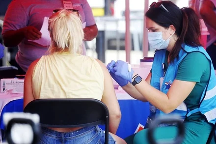 Nhân viên y tế tiêm vaccine cho người dân tại New Orleans, Mỹ. (Ảnh: THX/TTXVN)