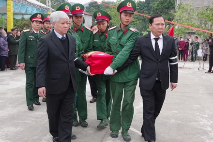 Đồng chí Đỗ Văn Chiến, Chủ tịch Ủy ban Trung ương Mặt trận Tổ quốc Việt Nam (trái) cùng đồng chí Nguyễn Phi Long, Bí thư Tỉnh ủy Hòa Bình (phải) tại Lễ truy điệu và an táng.