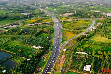 Đường cao tốc Trung Lương-Mỹ Thuận nhìn từ trên cao. 