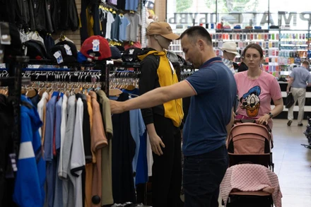 Người dân Nga trong một trung tâm mua sắm ở Moskva. 