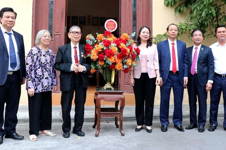 Phó Chủ tịch nước Võ Thị Ánh Xuân tặng hoa Anh hùng Lao động, Nhà giáo Nhân dân Nguyễn Đức Thìn.