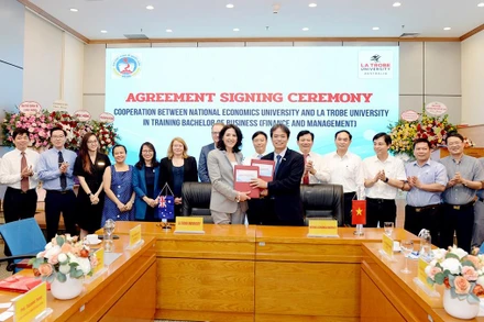 Lễ ký kết hợp đồng liên kết đào tạo cử nhân ngành tài chính và quản lý giữa Trường Đại học Kinh tế quốc dân và Đại học La Trobe.