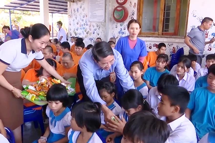 Phó Chủ tịch Quốc hội Nguyễn Đức Hải tặng quà trẻ em tại Trung tâm Bảo trợ nạn nhân chất độc da cam/dioxin và trẻ em khuyết tật Quảng Nam.