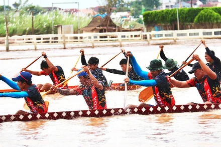 Vientiane: Sôi nổi lễ hội đua thuyền trên sông Mekong