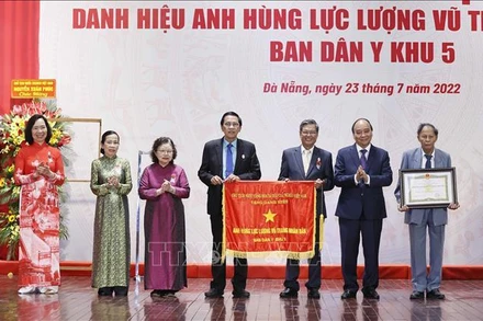 Chủ tịch nước Nguyễn Xuân Phúc trao tặng Danh hiệu Anh hùng Lực lượng vũ trang nhân dân cho Ban Dân y Khu 5. (Ảnh: Thống Nhất/TTXVN)