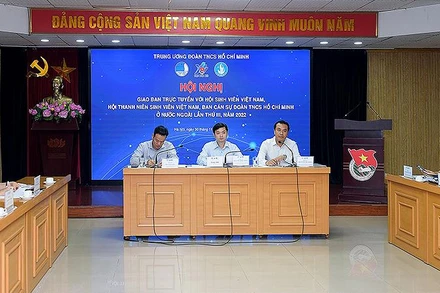 Bí thư Trung ương Đoàn Thanh niên Cộng sản Hồ Chí Minh, Chủ tịch Hội Sinh viên Việt Nam Nguyễn Minh Triết (giữa) điều hành hội nghị. 