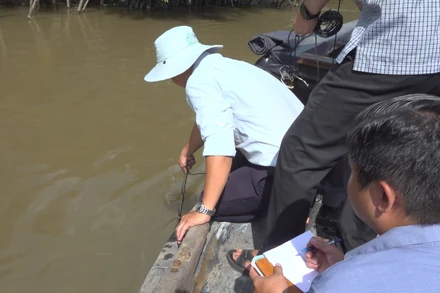 Khảo sát và đo độ sâu lòng sông.