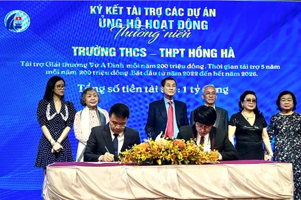 Đại diện các đơn vị, doanh nghiệp ký kết hỗ trợ các dự án, chương trình của Quỹ học bổng Vừ A Dính.