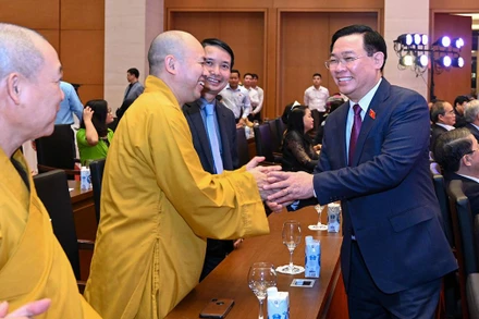 Chủ tịch Quốc hội Vương Đình Huệ với các đại biểu dự buổi gặp mặt.