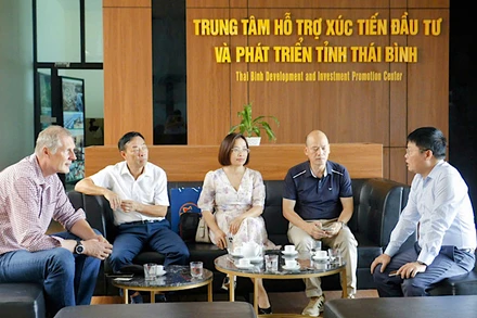 Cán bộ Trung tâm Hỗ trợ xúc tiến đầu tư và Phát triển tỉnh Thái Bình trao đổi với các doanh nghiệp nước ngoài đến tìm hiểu môi trường đầu tư tại tỉnh.