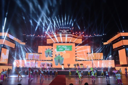 Lễ hội Hoa phượng đỏ - Hải Phòng 2023 với chủ đề “Hải Phòng - Tỏa sáng miền cửa biển” chính thức khai mạc.