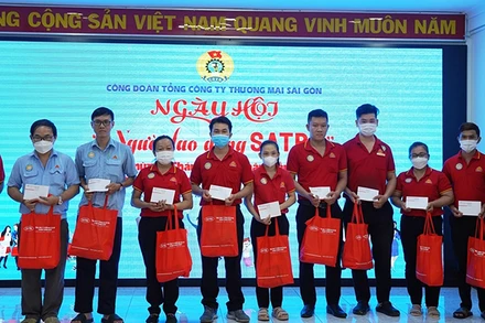 Đại diện Ban tổ chức chương trình tặng quà đến đoàn viên, người lao động.