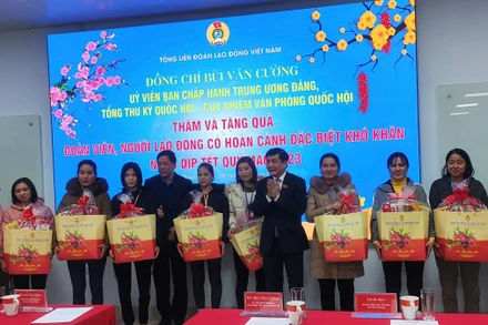 Tổng thư ký Quốc hội Bùi Văn Cường trao quà Tết tặng công nhân lao động Hải Dương.
