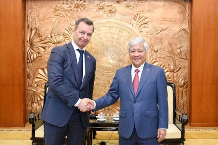 Đồng chí Đỗ Văn Chiến tiếp Phó Chủ tịch thứ nhất Hội đồng Liên bang Nga Andrey Yatskin.