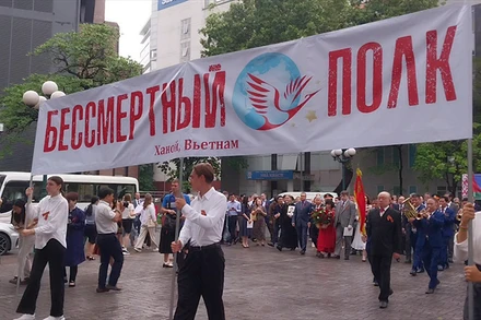 Các đại biểu bắt đầu diễu hành.