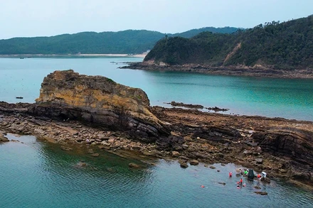 Du khách trải nghiệm bơi lội, câu cá ở đảo Thanh Lân (huyện Cô Tô, tỉnh Quảng Ninh).