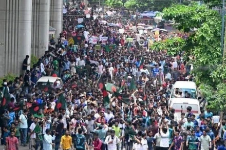 Người dân tham gia biểu tình phản đối chế độ hạn ngạch việc làm nhà nước tại Dhaka, Bangladesh, ngày 10/7/2024. (Ảnh: Getty Images/ TTXVN)