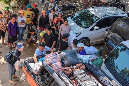 Các đơn vị thiện nguyện trao hỗ trợ lương thực, thực phẩm đến tận tay người thân xóm Thượng, thôn Kho Vàng. (Ảnh: TTXVN)