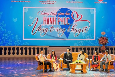 Giao lưu, sẻ chia những câu chuyện từ các cặp vợ chồng người khuyết tật.