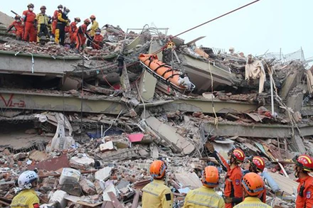 Lực lượng cứu hộ tìm kiếm nạn nhân sau động đất tại Mandalay, Myanmar ngày 31/3/2025. (Ảnh: THX/TTXVN)