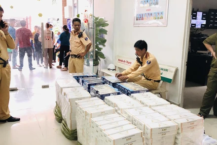 Số lượng lớn thuốc lá trên ô-tô.