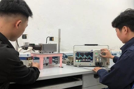 Nhóm sinh viên Bạch Ngọc Bích Đào và Võ Văn Hoàng với đề tài “Nghiên cứu thiết bị hỗ trợ người bị run tay”.