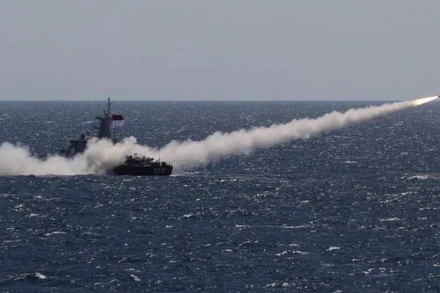 Tàu chiến KRI Tombak-629 của Indonesia bắn tên lửa vào mục tiêu trong cuộc tập trận chung TNI ngày 31/7/2023. (Ảnh: Antara/TTXVN)