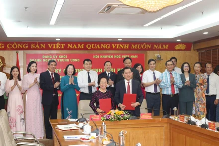 Quang cảnh lễ ký kết.