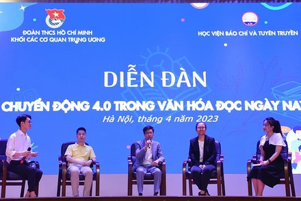 Các đại biểu giao lưu, chia sẻ ý kiến tại Diễn đàn “Chuyển động 4.0 trong văn hóa đọc ngày nay” trong khuôn khổ Ngày hội.