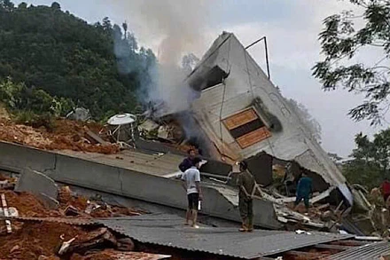 Vụ sạt đất tại xã Hưng Thịnh, huyện Trấn Yên làm ách giao thông trên Quốc lộ 37. (Ảnh: THANH SƠN)