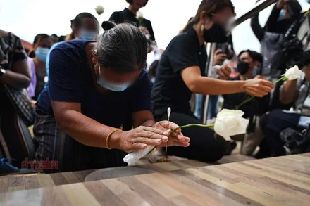 Người dân tới đặt hoa viếng các nạn nhân thiệt mạng trong vụ nổ súng. (Ảnh: Khaosod)