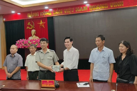 Chủ tịch UBND tỉnh Sơn La trao 1 tỷ đồng cho Cục Thi hành án dân sự tỉnh trước sự chứng kiến của đại diện công nhân.