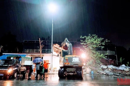 Lực lượng chức năng của quận Ngô Quyền (Hải Phòng) hỗ trợ các hộ dân di dời, tháo dỡ công trình lấn chiếm xây dựng trái phép ngay trong đêm 7/9, rạng ngày 8/9, không phải tổ chức cưỡng chế.