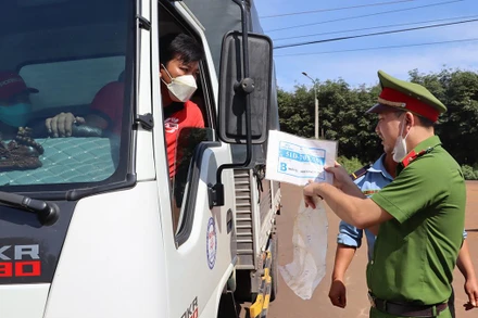 Lực lượng chức năng kiểm soát tại chốt hầm chui đường cao tốc Thành phố Hồ Chí Minh-Long Thành-Dầu Giây vào hương lộ 10.