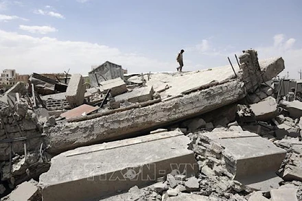 Cảnh đổ nát sau cuộc không kích tại Sanaa, Yemen, ngày 27/4/2025. (Ảnh: THX/TTXVN)