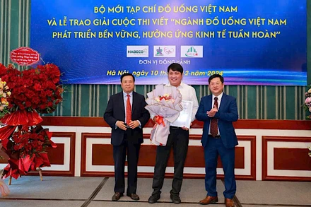 Ban Tổ chức cuộc thi trao giải cho tác giả đạt giải B.