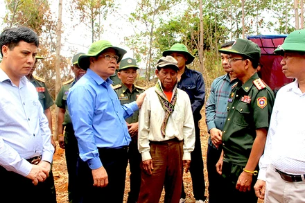 Đại diện Tư lệnh Quân khu 4 thăm Đội quy tập 192, Bộ Chỉ huy Quân sự thành phố Huế và động viên các lực lượng giúp đỡ đội quy tập.