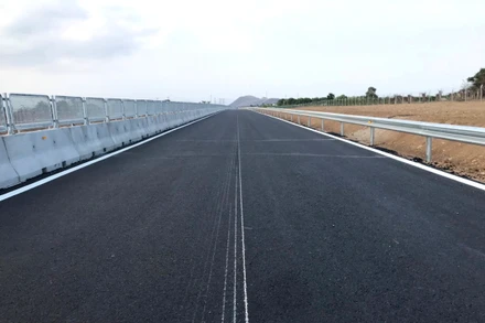 Các hạng mục bảo đảm an toàn giao thông trên cao tốc đang được lắp đặt hoàn thiện.