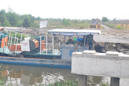 Phương tiện chở máy gặt đập liên hợp sẽ không qua được cầu nếu xây dựng như thiết kế hiện nay.