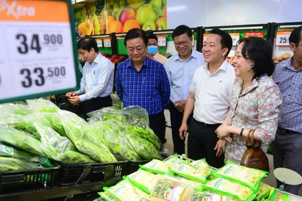 Bộ trưởng Lê Minh Hoan đi thực tế tại Co.opXtra Linh Trung (thành phố Thủ Đức) và kiểm tra các gian hàng.