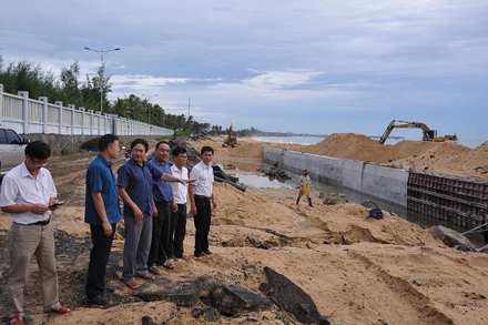 Đoàn công tác kiểm tra công tác ứng phó cơn bão số 4 tại công trình kè biển An Phú. 
