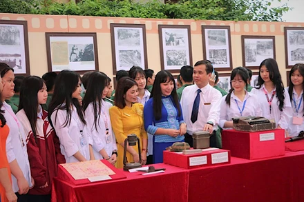 Học sinh trong tỉnh Yên Bái tham quan các hiện vật lịch sử. (Ảnh: THANH SƠN)