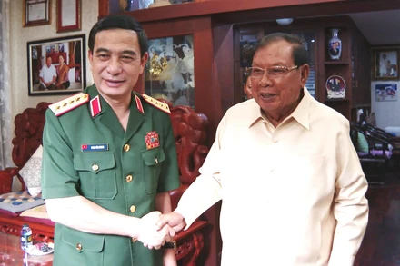 Đại tướng Phan Văn Giang tới thăm đồng chí Bounnhang Vorachith, nguyên Tổng Bí thư, Chủ tịch nước Lào.