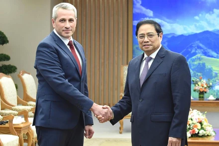 Thủ tướng Phạm Minh Chính tiếp Đại sứ Cộng hòa Belarus tại Việt Nam Uladzimir Baravikou.